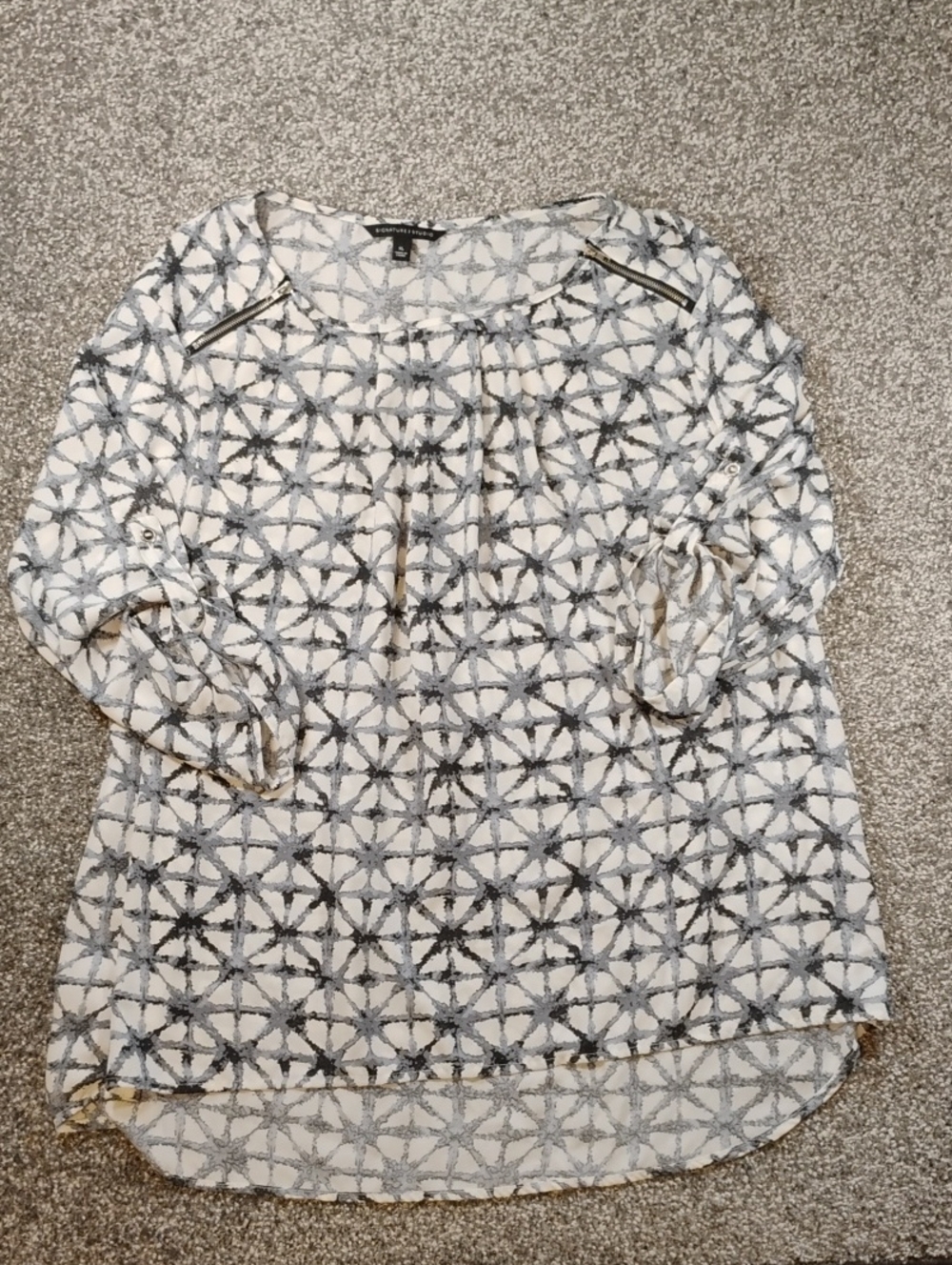 Women's Size XL Signature Studio Cream and Gray Geometric Roll-Tab Blouse